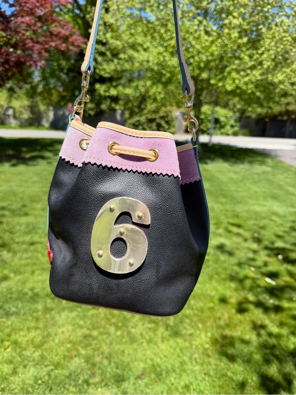 ✨💕Vintage Y2K Dooney & Bourke Charm Lindsay Lohan Bucket Bag in Black/ Pink✨💕 - Picture 4 of 16